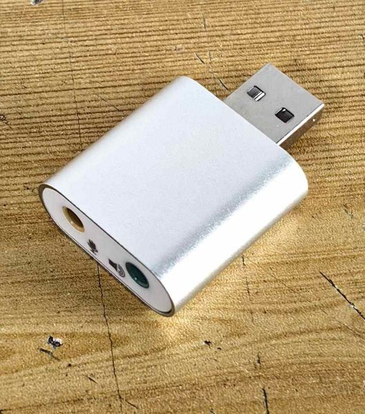 USB-Audio-Adapter mit 3,5-mm-Kopfhörer- und Mikrofonanschlüssen mit Metallgehäuse